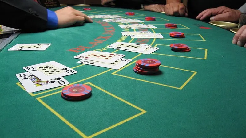 Trong Blackjack bên nào gần bằng hoặc bằng 21 điểm thì bên đó giành chiến thắng